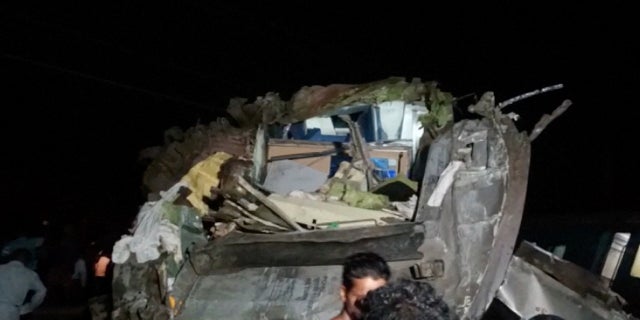 Decenas temen morir en India tras colisión de trenes de pasajeros y mercancías 6 Accidente de tren en India