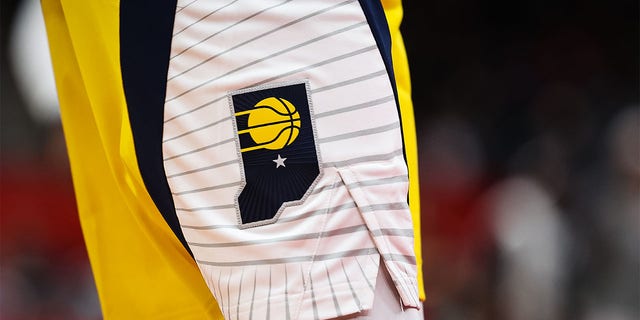 Logotipo de los Indiana Pacers en los pantalones cortos.