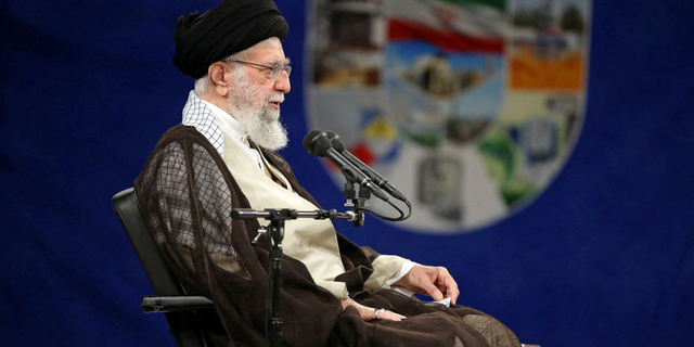 El líder supremo de Irán ha dicho que Occidente no puede impedir que Irán obtenga armas nucleares 4 El líder supremo de Irán, el ayatolá Ali Khamenei, habla en Teherán