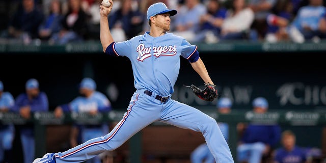 Jacob deGrom pitches