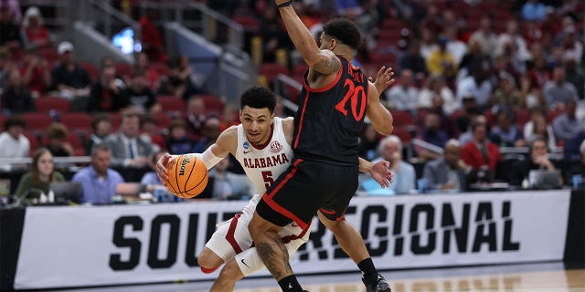 Jahvon Quinerly dribbles ball