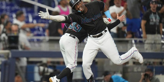 Jesús Sánchez celebrates home run