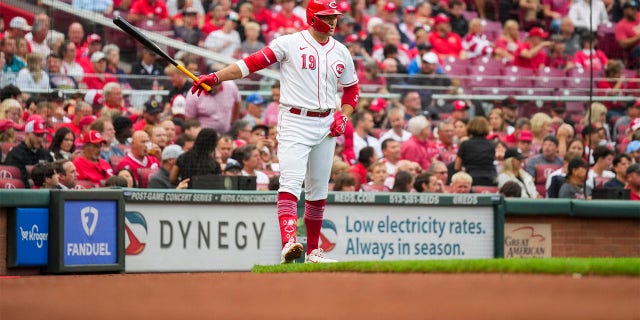 Joey Votto stands in the on deck circle