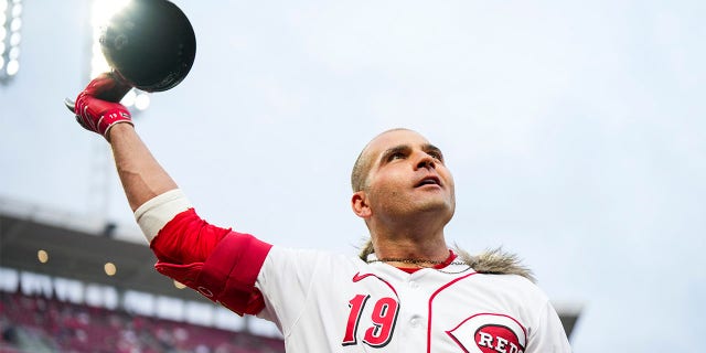 Joey Votto salutes fans