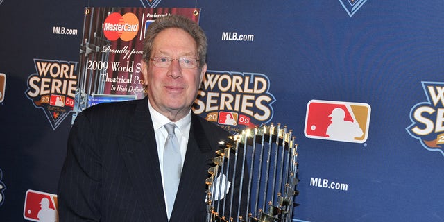 John Sterling World Series kupasıyla poz veriyor