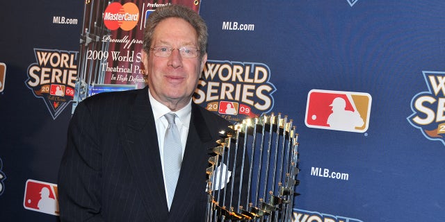 John Sterling World Series kupasıyla poz veriyor