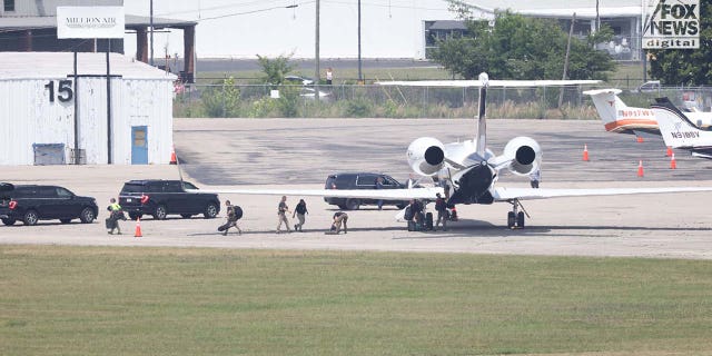 FBI agents board the plane carrying Joran van der Sloot