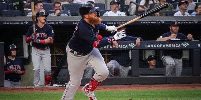Justin Turner hits home run