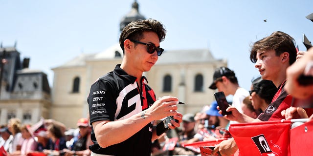 Kamui Kobayashi firma artículos para fans