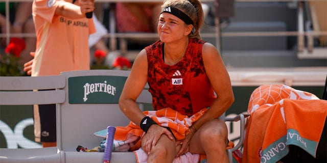 Karolina Muchova massages her legs