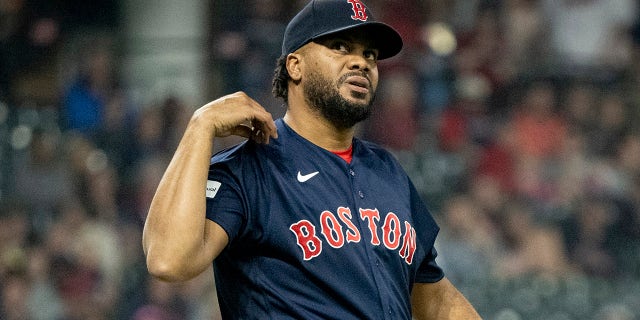 Kenley Jansen fixes jersey