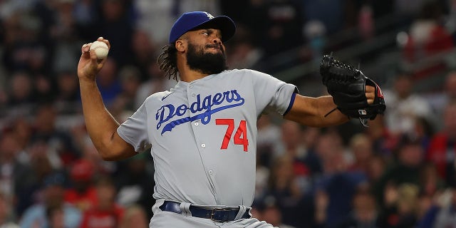 Kenley Jansen pitches