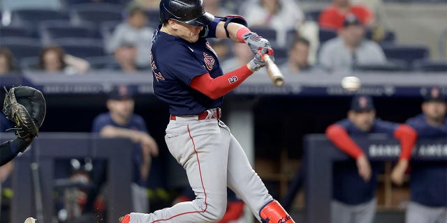 Enrique Hernández hits single