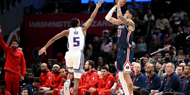 Kyle Kuzma shoots ball
