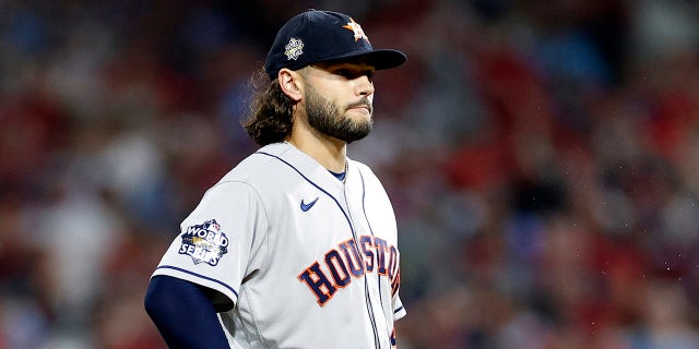Lance McCullers Jr. bakıyor