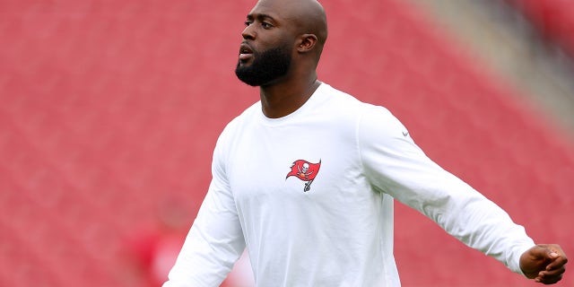Leonard Fournette warms up on field