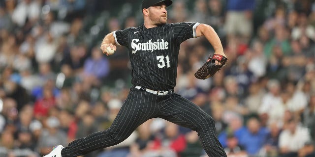 Liam Hendriks delivers pitch