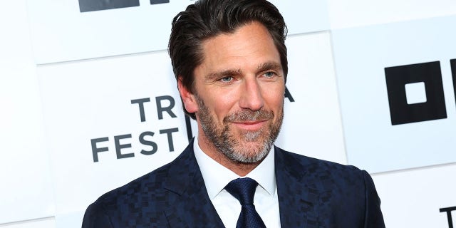 Henrik Lundqvist poses for picture