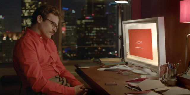Joaquin Phoenix look at a computer screen in the movie "Her"