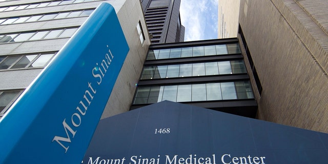 Die Vorderseite des Mount Sinai Hospital in New York