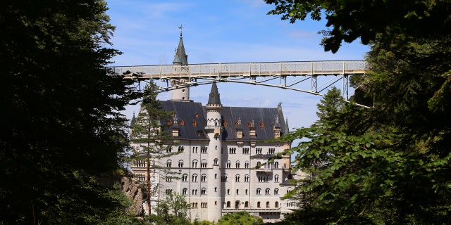 Una mujer estadounidense empujó un barranco de 165 pies en un castillo alemán del que fue dada de alta 6 Alemania castillo asesinato
