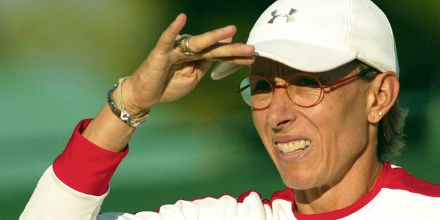 Martina Navratilova yüzünü koruyor