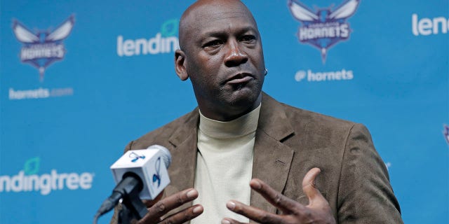 Michael Jordan habla con los medios