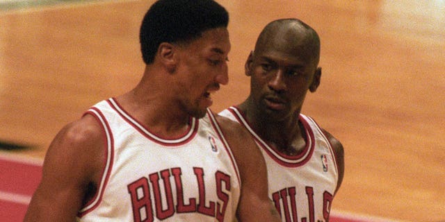 Michael Jordan y Scott Pippen contra los Celtics
