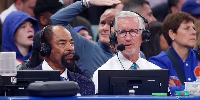 Mike Breen transmite un juego