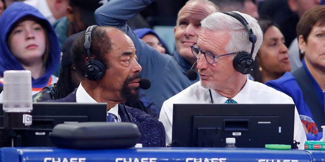 Mike Breen talks with Walt Frazier