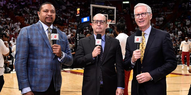Mike Breen stands with Mark Jackson and Jeff Van Gundy