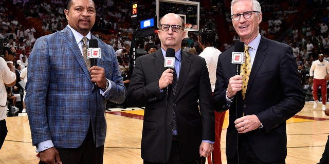 Mike Breen stands with Mark Jackson and Jeff Van Gundy