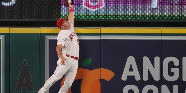 Mike Trout can't bring in fly ball