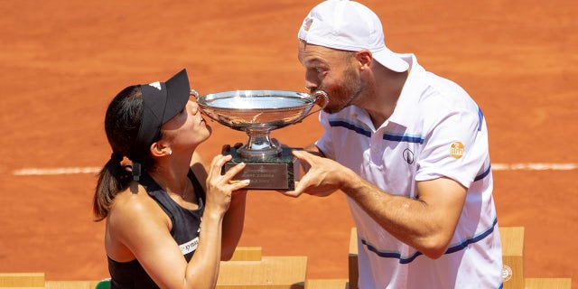 Miya Kato and Tim Puetz kiss trophy