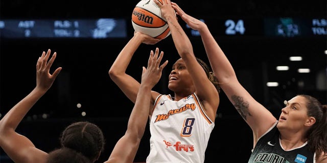 Because of Breanna Stewart's double-double, Liberty defeated Mercury 2 Moriah Jefferson shoots shot