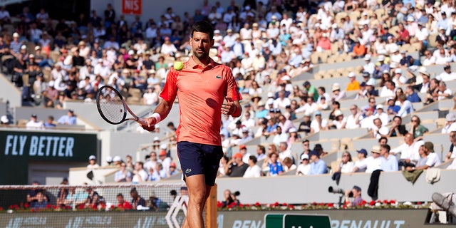 Novak Djokovic de Serbia mira durante un juego