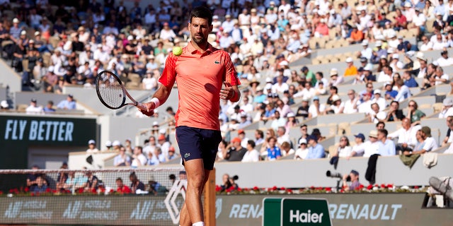 Novak Djokovic de Serbia mira durante un juego