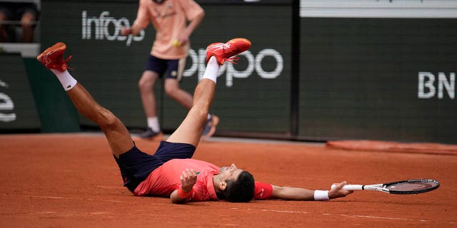 Novak Djokovic cae al suelo