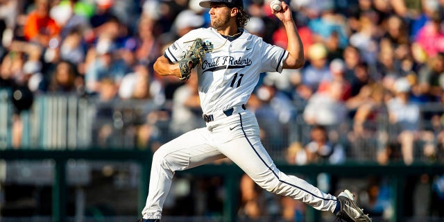 Florida takes hold of their College World Series bracket with victory over Oral Roberts 2 Harley Gollert throws pitch