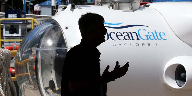 El CEO de OceanGate el año pasado abordó la "preocupación" de que el submarino de Titán no podría regresar a la superficie. 4 Un hombre habla frente al submarino OceanGate