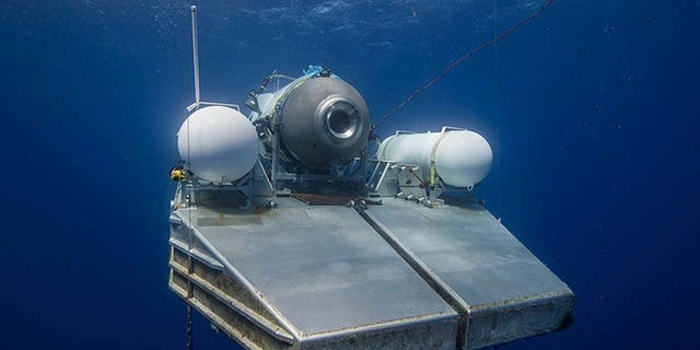 Submarino OceanGate Titan en una plataforma submarina