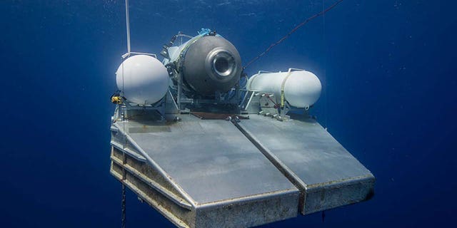 El CEO dice que el submarino OceanGate Titan funciona con un controlador de videojuegos 6 Submarino OceanGate Titan en una plataforma submarina