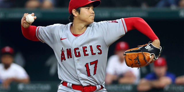 Shohei Ohtani throws pitch