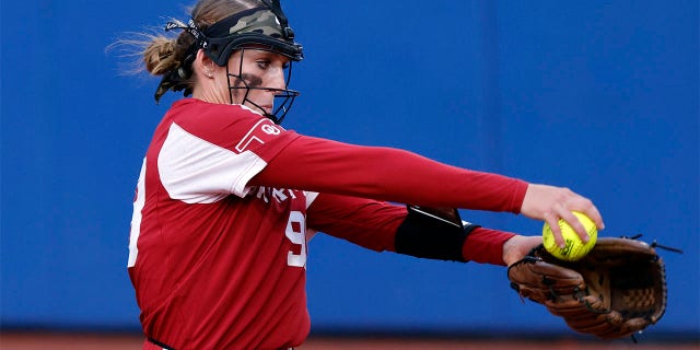 Jordyn Bahl throws a pitch