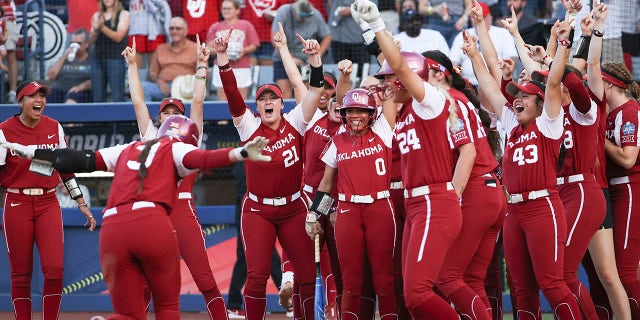 Los Sooners celebran el jonrón