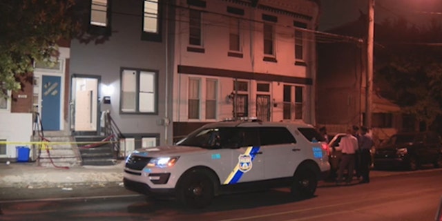 Coche de policía de Filadelfia estacionado en la calle