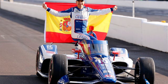 Alex Palou posa con la bandera de España