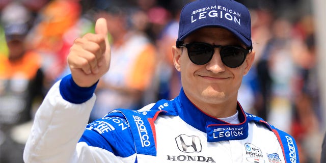 Alex Palou gives thumbs up