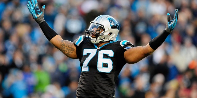 Greg Hardy alienta a los fanáticos de los Panthers a animar