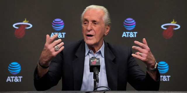 El presidente de los Miami Heat, Pat Riley, habla durante una conferencia de prensa. 